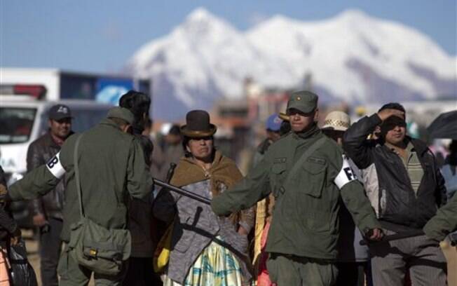 Militares controlam acesso ao aeroporto de El Alto, onde o papa desembarcou nesta quarta-feira. Foto: AP