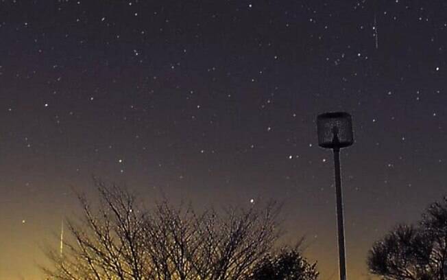 A chuva anual de meteoros Geminids iluminou os céus na noite semana passada foi fotografada por leitores da BBC. Na foto, Chuuyuu Yamato fotografa o fenômeno no Japão. Foto: Chuuyuu Yamato/ BBC
