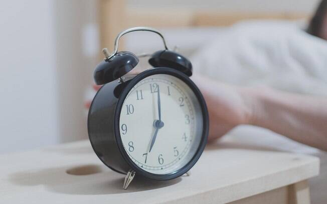 Uma receita é ir acordando 15 minutos mais cedo diariamente, para que a transição ocorra aos poucos Uma receita é ir acordando 15 minutos mais cedo diariamente, para que a transição ocorra aos poucos