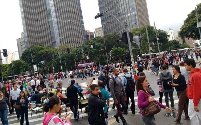 Alunos usam cadeiras de escola para protestar na Avenida Brigadeiro Faria Lima, em São Paulo