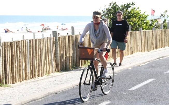 Cristiane Torloni anda de bicicleta na Barra