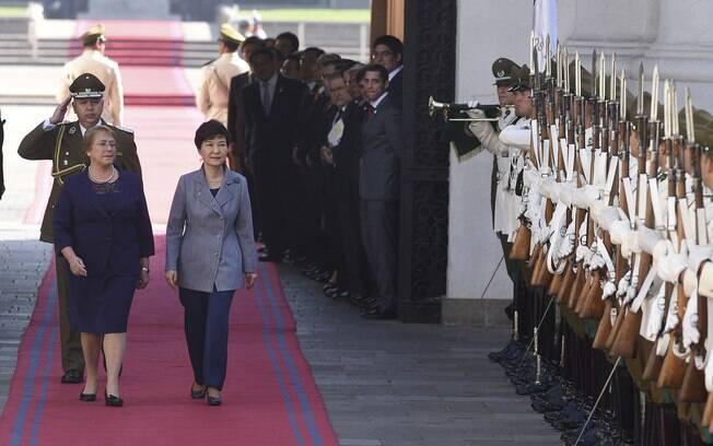 Michelle Bachelet, à esq., caminha com a presidente sul-coreana Park Geun-hye na Plaza de la Constitución em Santiago, Chile (22/04)