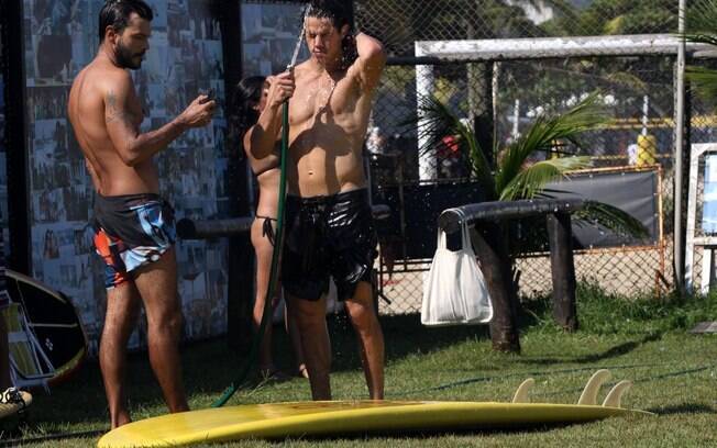 José Loreto foi fotografado neste sábado (04) praticando stand up paddle em uma praia do Rio