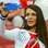 Morena russa tira fotos com o seu celular no empate contra a Polônia. Foto: Getty Images