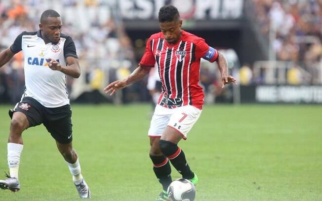 Michel Bastos em ação contra o Corinthians Michel Bastos em ação contra o Corinthians
