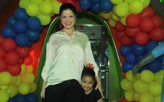 Samara Felippo levou a filha Alícia para a festinha de Miguel