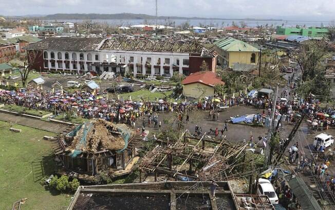 Tufão pode ter matado mais de 10 mil nas Filipinas (10/11)