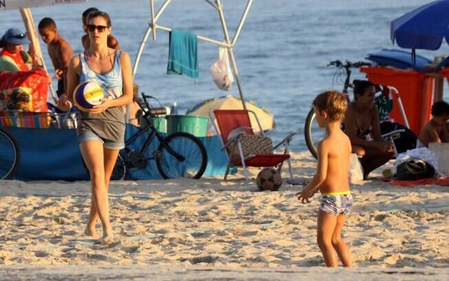 Fernanda joga vôlei com o filho antes de ir embora