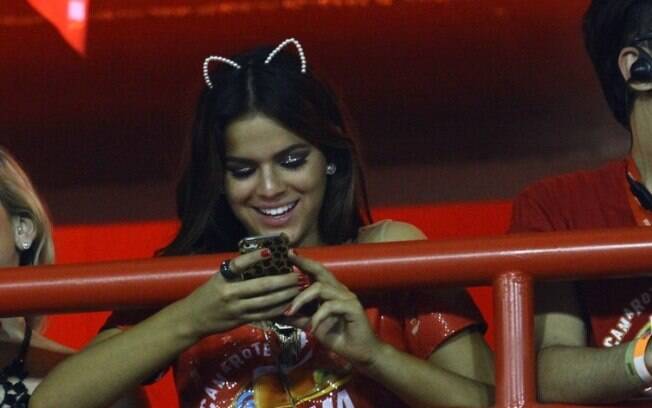 Bruna Marquezine estava mais interessada no seu celular do que no que se passava à sua volta
