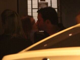 Marina Ruy Barbosa beijando Caio Nabuco em restaurante no Leblon
