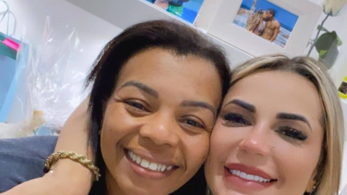 Mãe de MC Kevin posta foto Deolane Bezerra Fábia Oliveira iG