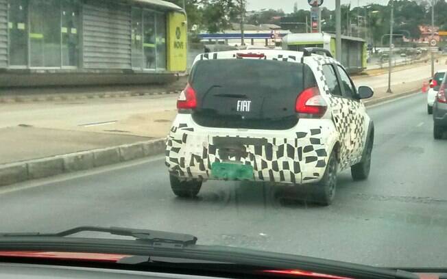 Fiat Mobi com motor de três cilindros roda camuflado. Lançamento deverá ser até o final do ano