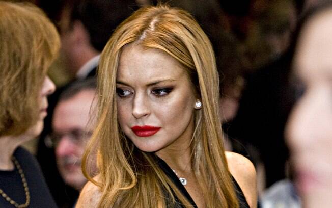 Lindsay Lohan foi presa várias vezes por dirigir embriagada e por posse de drogas. A atriz passou por diversas internações em clínicas de reabilitação