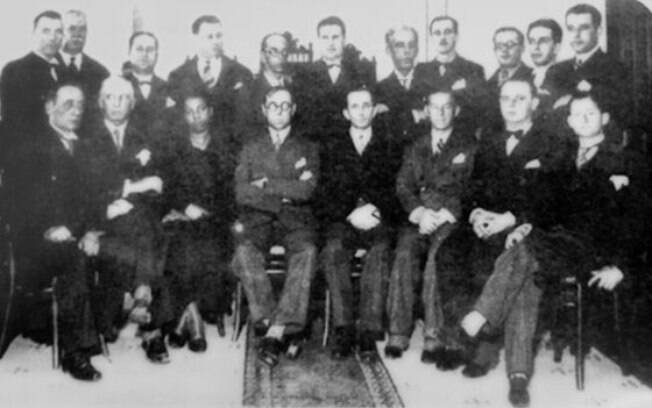 Antonieta (3ª pessoa sentada, da esq. para a dir.) com os colegas deputados na posse, em 1935