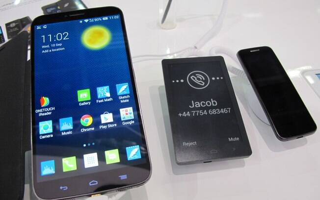 Hero 2, da Alcatel Onetouch, tem acessórios que permitem que o usuário deixe o smartphone no bolso para atender uma chamada ou para quando quiser apenas ler