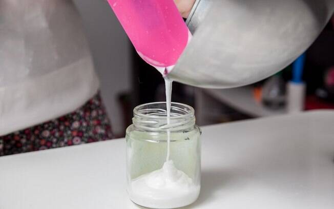 Despeje a manteiga hidratante em um pote com tampa