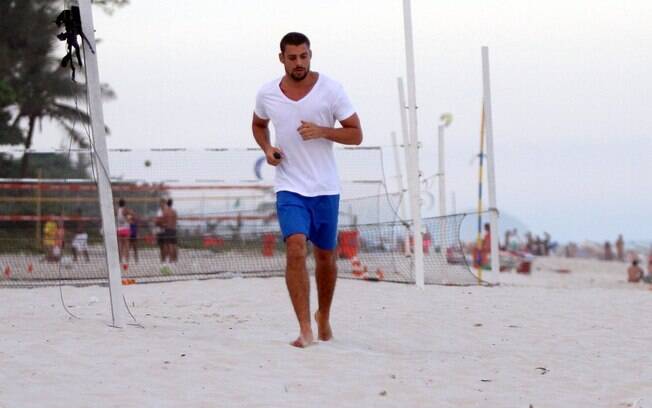 Cauã Reymond corre na praia após dia de gravação