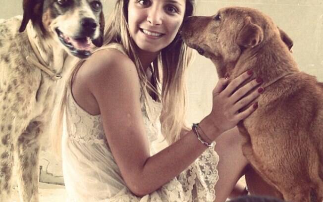 Sophia, em foto com seus cachorros, estudou na Suiça e agora faz jornalismo na PUC de Belo Horizonte