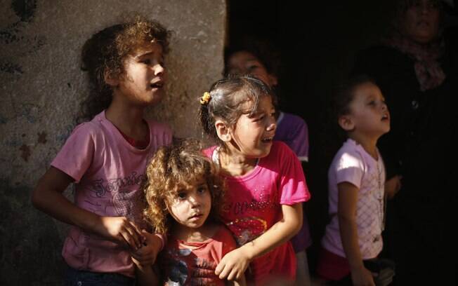 Parentes de quatro crianças palestinas que, segundo médicos, foram mortos por ataque de Israel choram na Cidade de Gaza (16/7)
