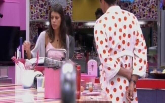 Franciele e Diego conversam na cozinha