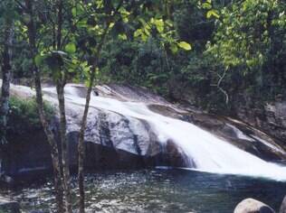 A Cachoeira do Escorrega é um dos passeios possíveis em Visconde de Mauá