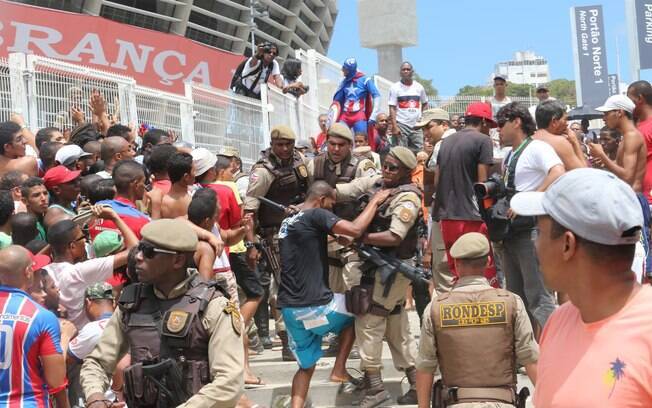 Polícia Militar tenta conter torcedores do Bahia durante venda de ingressos para clássico com o Vitória