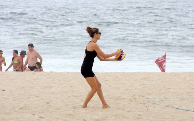 De macacão, Fernanda Lima joga vôlei de praia no Leblon