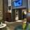 O aparelho de televisão foi instalado como um quadro no ambiente da Casa Cor planejado por Leonardo Junqueira. Foto: Divulgação