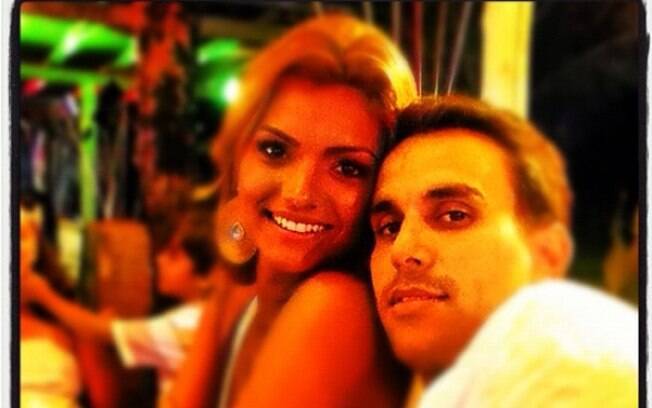 Kelly Key  postou uma foto com o marido, Mico Freitas: 'Feliz Dia dos Namorados' 