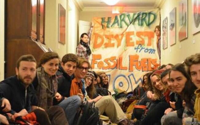 Estudantes entraram com uma ação na Justiça para pressionar Harvard a deixar de investir em empresas de gás e petróleo