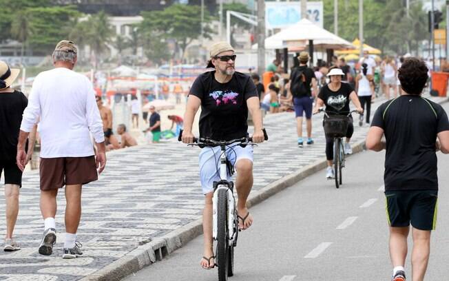 Na tarde de domingo (15), Antônio Caloni aproveitou para andar de bicicleta no Leblon, no Rio de Janeiro