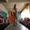 Em algumas aulas, elas desfilam enquanto as outras dão opiniões sobre as roupas, o estilo e a habilidade ao caminhar. Foto: BBC/Sharon Steinmann