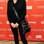 A atriz Mimi Rogers usou look preto total, composto de legging e blusa de manga comprida. Nos acessórios, bolsa à tiracolo também preta e bota com pelo de carneiro. Foto: Getty Images