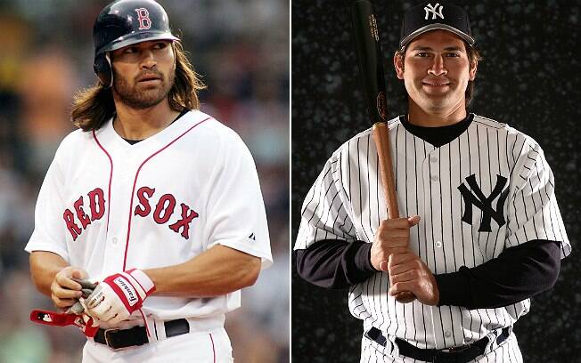 Johnny Damon em ação pelo Boston Red Sox, em 2005, e na apresentação com o New York Yankees, em 2006