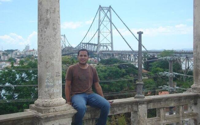 Dorival passou a viver em Florianópolis em 2011, quando começou o mestrado em Linguística. Foto: Arquivo pessoal