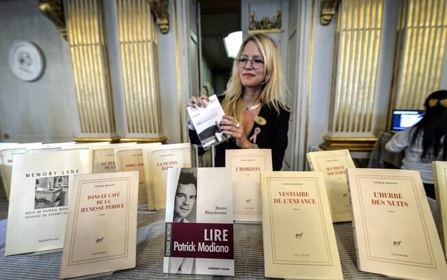 Livros de Patrick Modiano são exibidos pela Real Academia Sueca de Ciências após o anúncio do prêmio