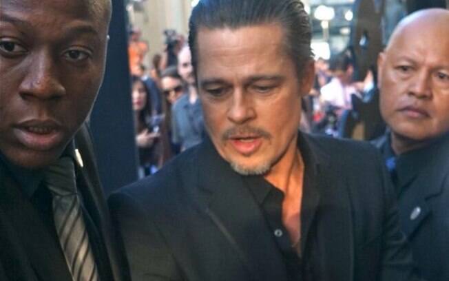 Brad Pitt foi cercado por seguranças