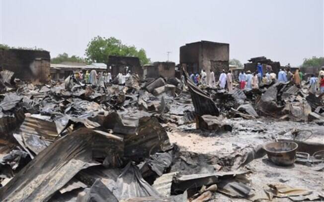 14 de abril - Integrantes do Boko Haram são suspeitos de detonar duas bombas em uma estação de ônibus em Abuja, na Nigéria; 71 pessoas morreram e 124 ficaram feridas. Foto: AP