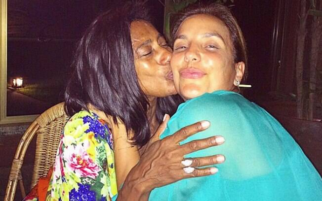 Ivete Sangalo aparece sem maquiagem em foto postada nas redes sociais por Glória Maria