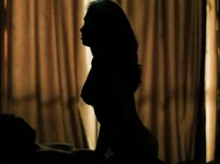 Grazi Massafera aparece nua em cena exibida na festa de 'Verdades Secretas'