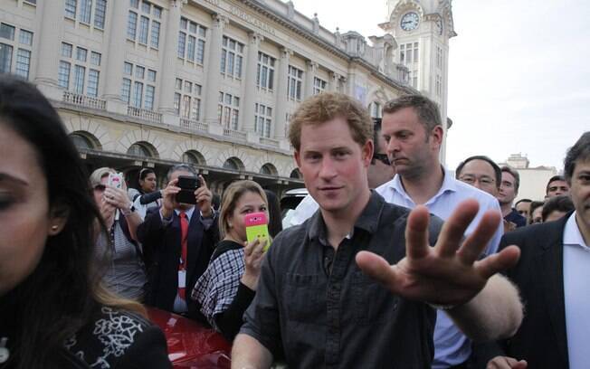 Príncipe Harry visita cracolândia em São Paulo