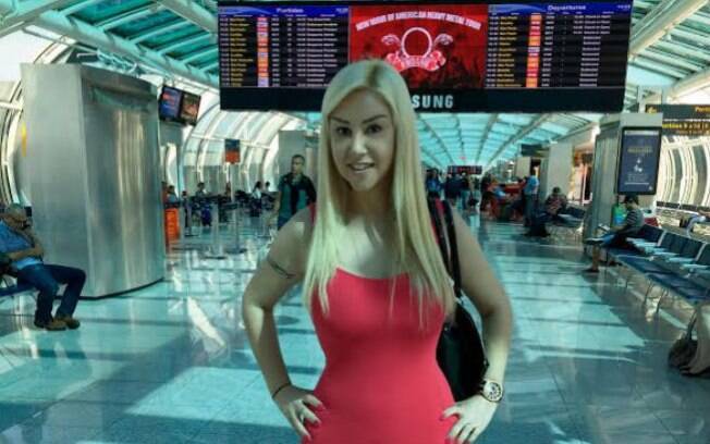 A cantora Patrícia Ribeiro no Aeroporto Santos Dumont, no Rio de Janeiro