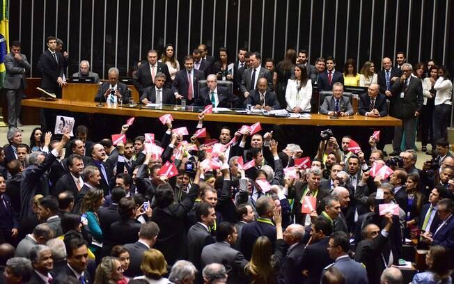 Integrantes da comissão do impeachment na Câmara foram escolhidos em sessão nesta quinta (17)
