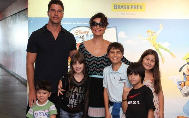 Neste domingo (4) foi a vez Juliana Paes levar o filho mais velho e os sobrinhos para conferir o espetáculo 'Disney On ice'