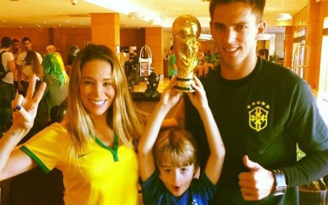 Danielle Winits assiste jogo da Copa do Mundo com o filho e o namorado