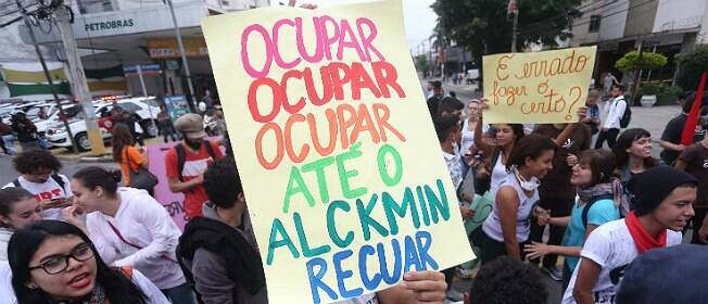 "Vamos adiar a reorganização e dialogar escola por escola", diz Alckmin