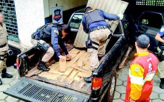 Agentes apreendem 200 quilos de maconha em um fundo falso de uma caminhonete na Dutra , em PiraÃ­, na RegiÃ£o do Vale do ParaÃ­ba