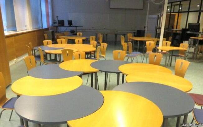 Algumas salas têm mobília especialmente projetada para que os alunos possam ser agrupados ou separados