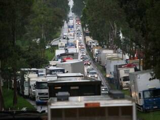 Caminhões parados na BR 040, em Belo Horizonte, nesta terça (24), sexto dia de greve