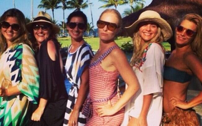 Angélica e Carolina Dieckmann fazem pose com as amigas: 'Vem 2014!'